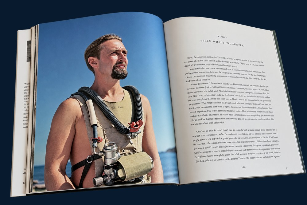 Double page du livre montrant Hans Hass équipé de son recycleur à oxygène
