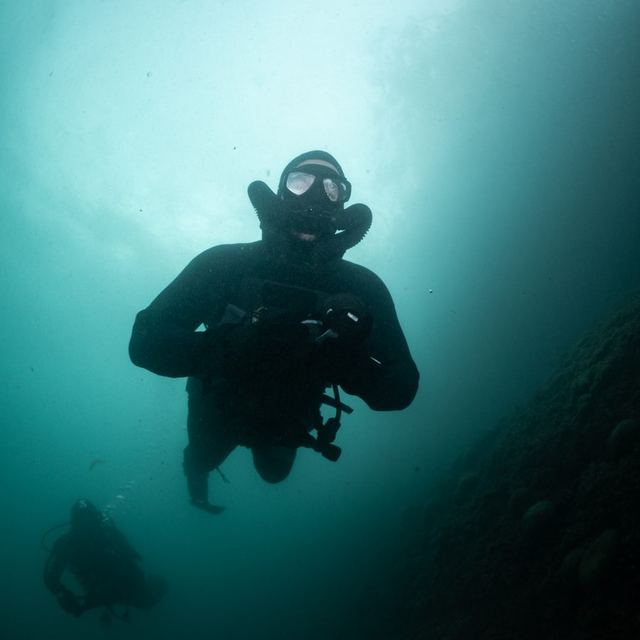 Deux plongeurs en Salamandre en eaux tempérées