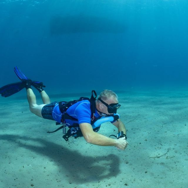 Plongeur en Salamandre au-dessus d'un fond de sable en Méditerranée