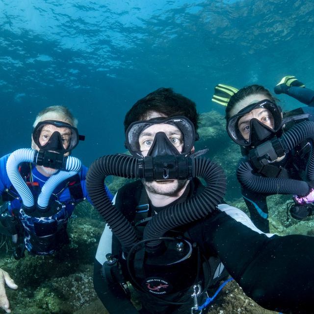 Trois plongeurs en Salamandre en Méditerranée