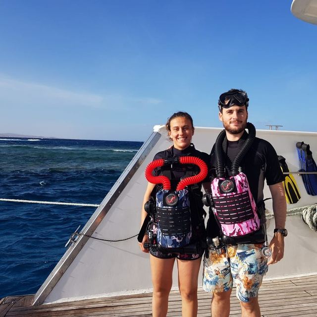 Deux plongeurs équipés du Salamandre à bord avant la mise à l'eau